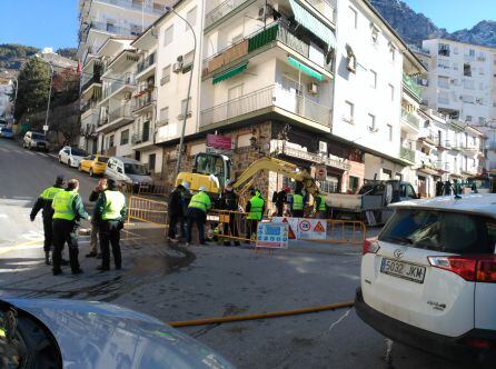 Momento en que se intenta cortar la fuga de gas en la calle Cruz de Orea