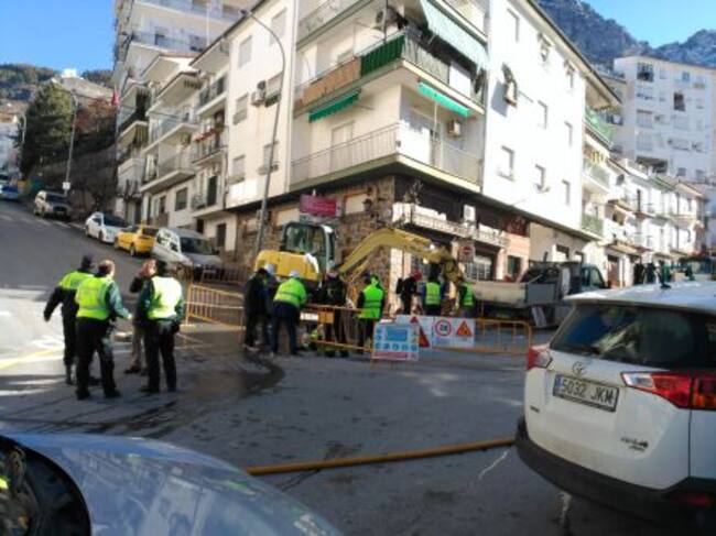 Momento en que se intenta cortar la fuga de gas en la calle Cruz de Orea