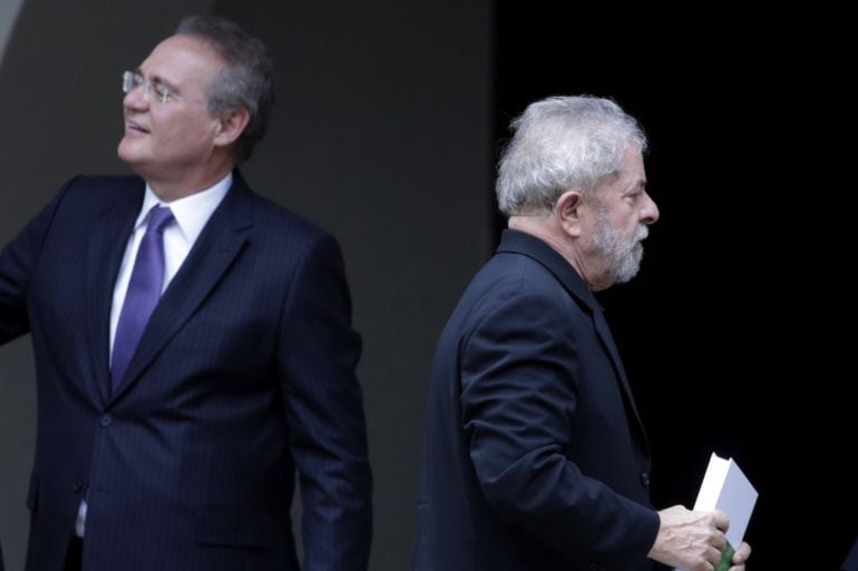 l expresidente brasileño Luiz Inácio Lula da Silva (d) y el presidente del Senado de Brasil, Renan Calheiros (i), en un acto de senadores