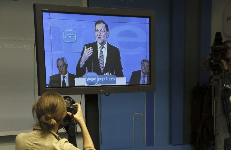 Los periodistas siguen desde la sala de prensa la intervención del presidente del Gobierno y del PP, Mariano Rajoy.