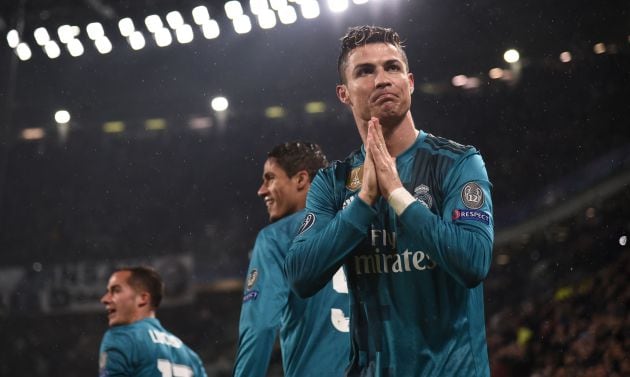 Cristiano Ronaldo agradece a la afición de Turín los aplausos por su gol de chilena en el Allianz Stadium.