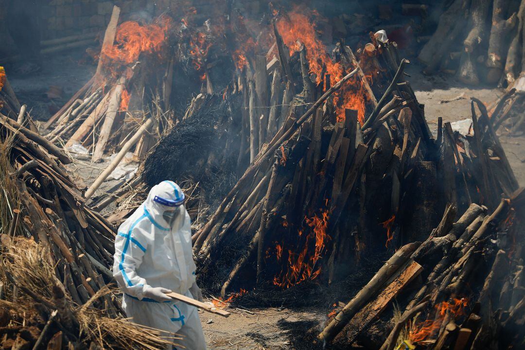 Incineración de víctimas de la COVID-19 en la India.