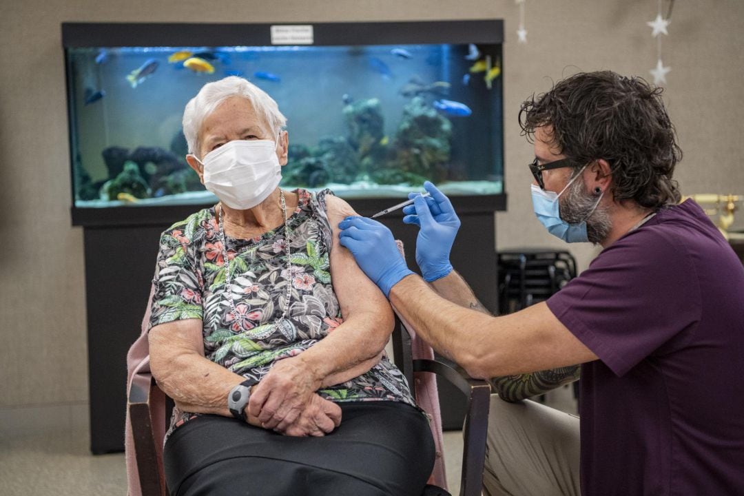 Una mujer de 90 años se convierte en la primera persona en el cantón de Lucerna en recibir la vacuna de Pfizer-BioNTech contra la Covid-19, este miércoles en Suiza.