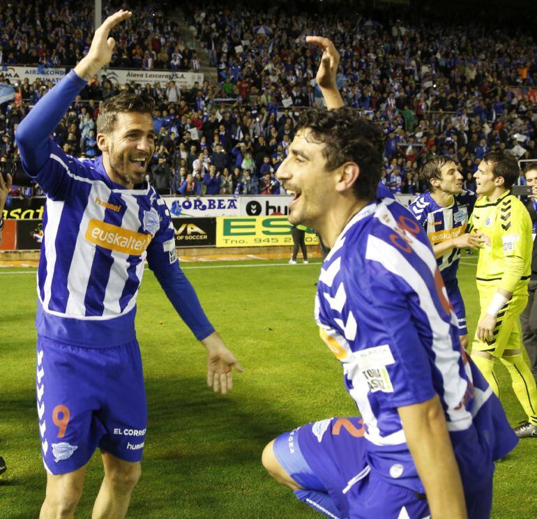 Los jugadores del Alavés celebran la victoria de su equipo frente al Numancia, que les supone el ascenso Primera