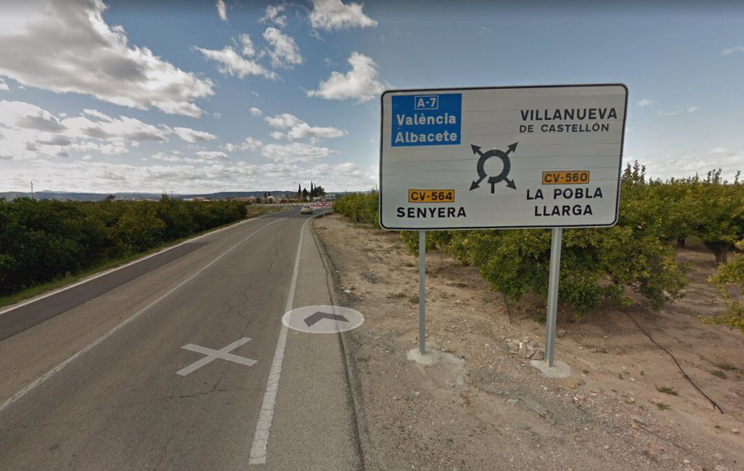 Señal de tráfico en la que aparece en anterior nombre oficial de Castelló: Villanueva de Castellón