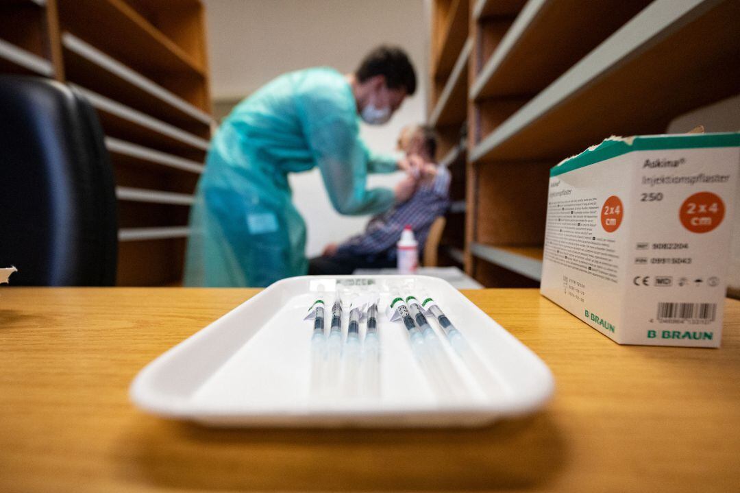 Un enferemero pone una vacuna contra el coronavirus.