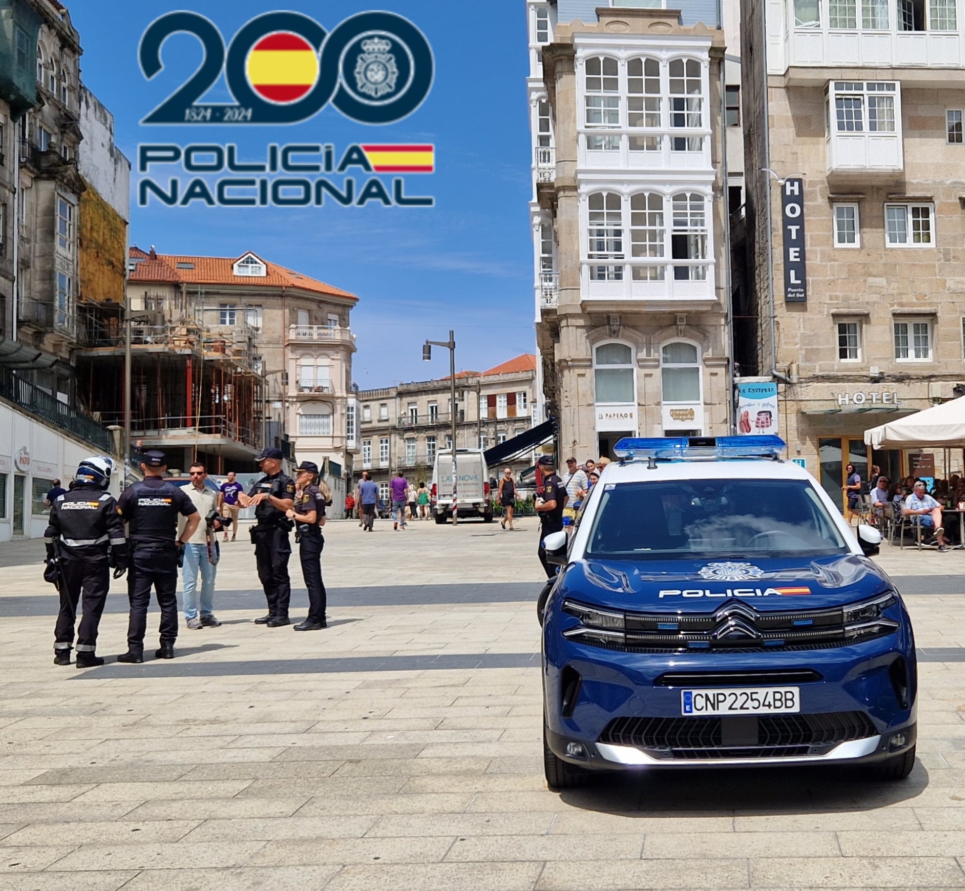 La Policía Nacional en Porta do Sol atendiendo a una posible víctima