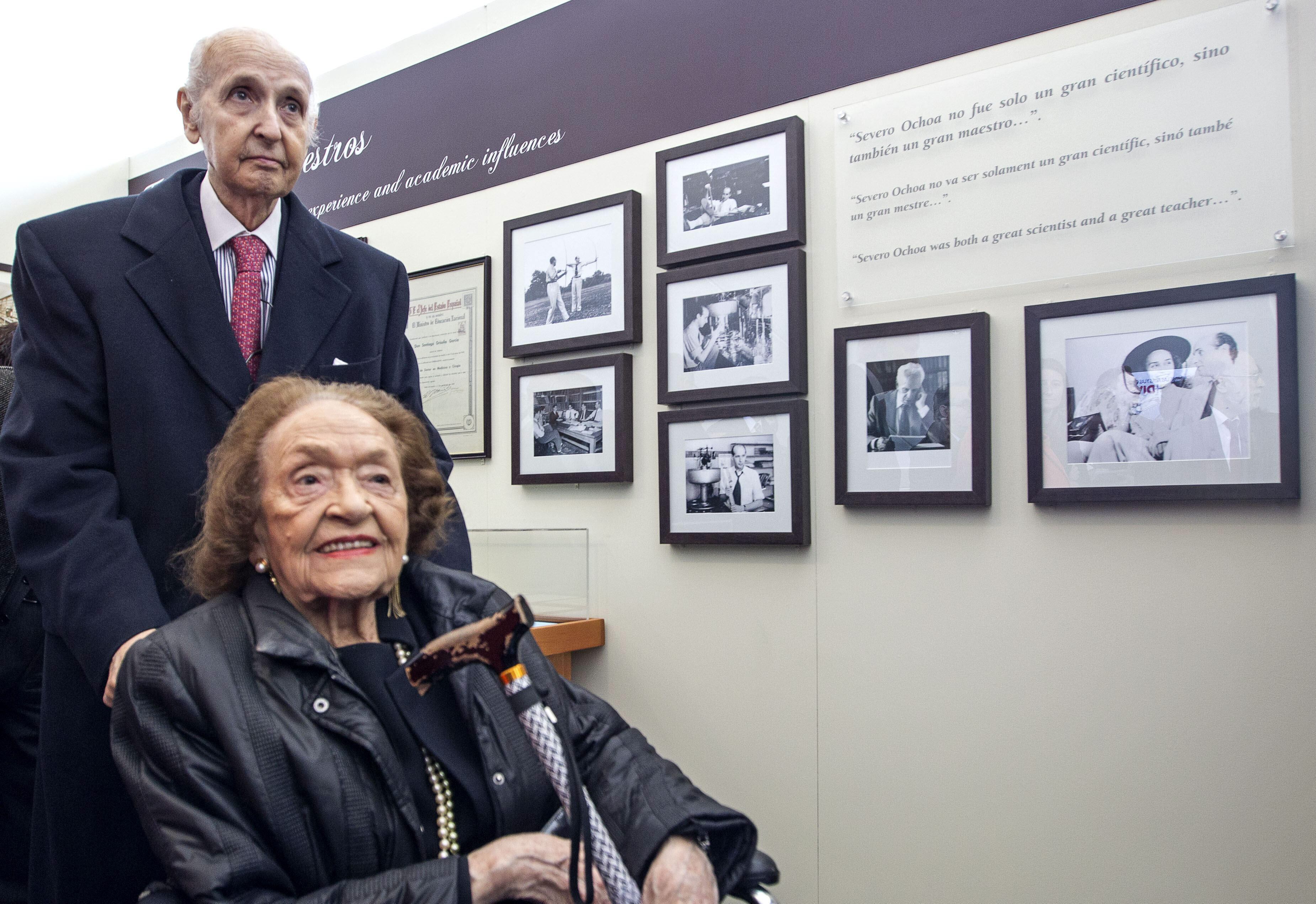 Valencia, 2013. El científico valenciano Santiago Grisolía, acompañado de su esposa Frances Lena, durante su visita a la exposición organizada por el Museo de las Ciencias sobre su legado científico.