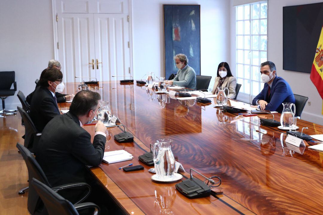 El presidente del Gobierno, Pedro Sánchez (1d), preside la reunión del Comité de Seguimiento del Coronavirus, en Madrid (España), a 15 de enero de 2021