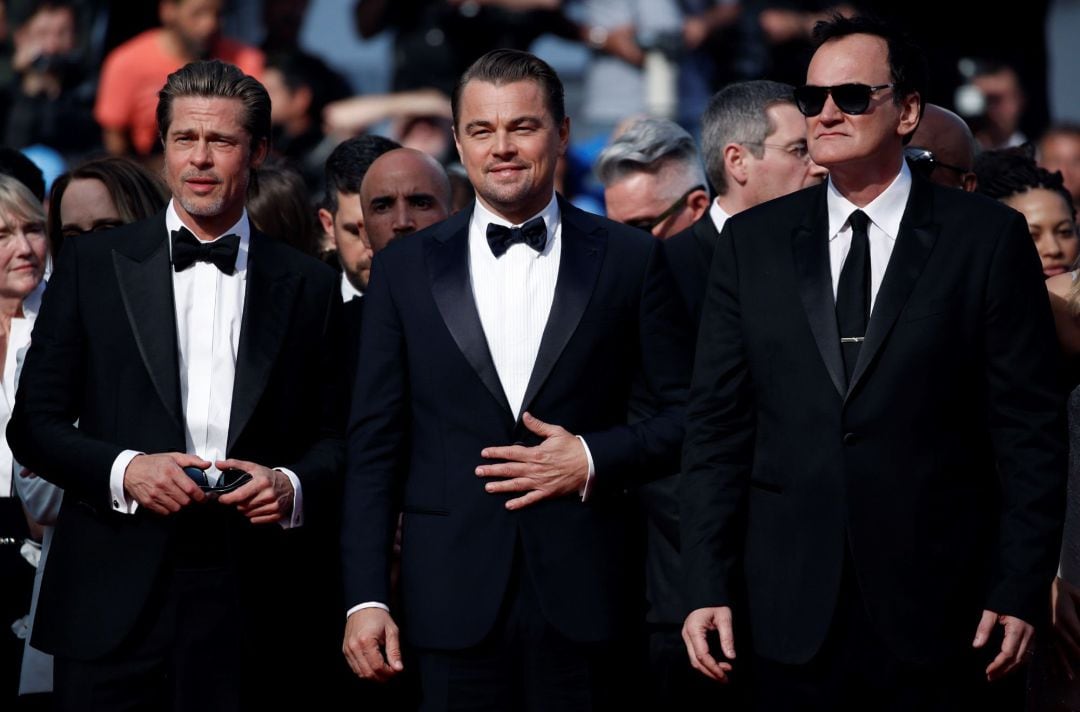 Los actores estadounidenses Brad Pitt y Leonardo DiCaprio y el cineasta estadounidense Quentin Tarantino posan para los medios durante la presentación de la película &quot;Once Upon a Time in Hollywood&quot; (lit. Érase una vez en Hollywood), este martes en la 72 edición del Festival de cine de Cannes (Francia)