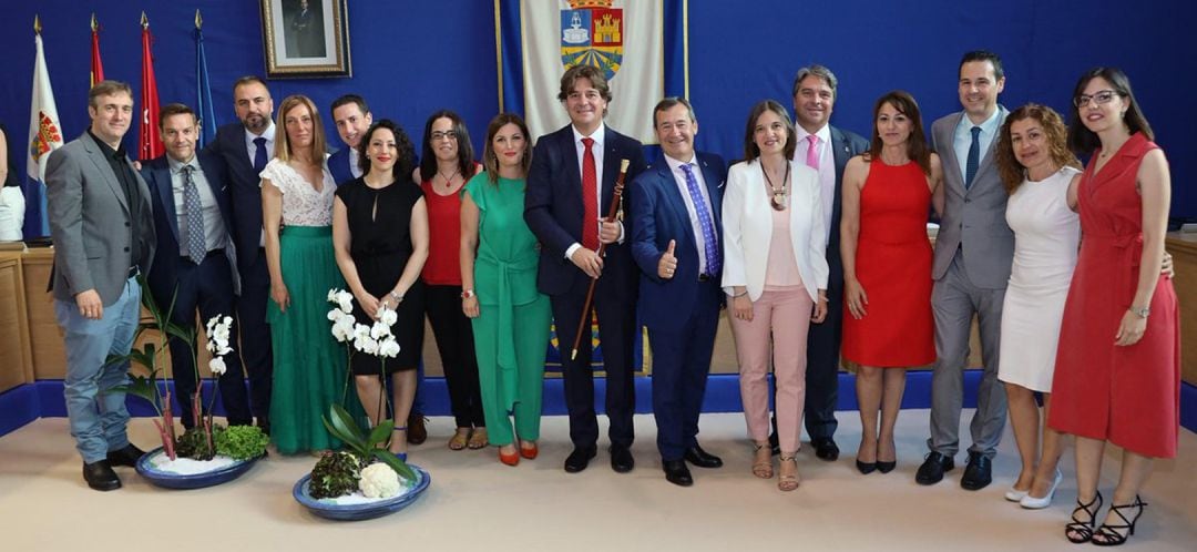 Javier Ayala y su equipo de concejales tras la constitución del Ayuntamiento este sábado.