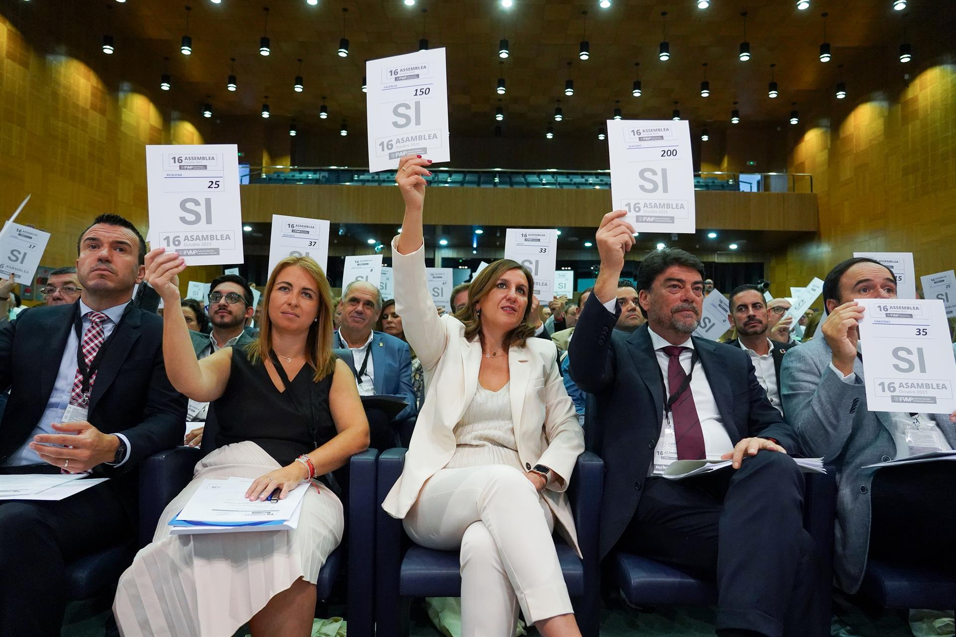 La alcaldesa de Requena y nueva presidenta de la FVMP, Rocío Cortés, con el presidente de la Diputación de Valencia, Vicente Mompó; la alcaldesa de Valencia, María José Catalá; y el alcalde de Alicante, Luis Barcala, en la 26 Asamblea de la entidad