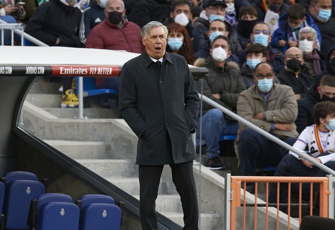 Ancelotti, durante el partido ante el Elche.