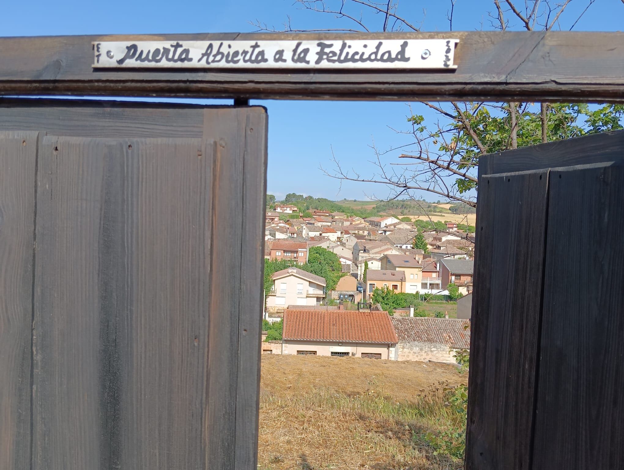 La puerta abierta a la felicidad está ubicada en la zona de bodegas y lagares tradicionales de la localidad