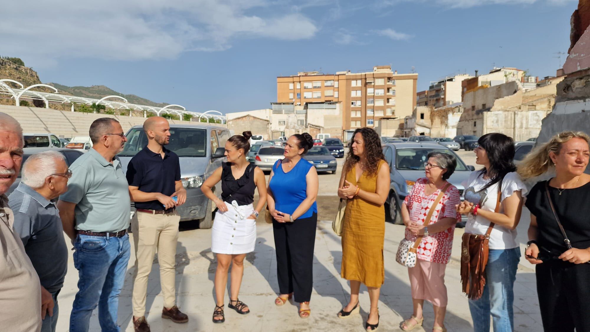Concejales del PSOE en Lorca junto a vecinos del barrio