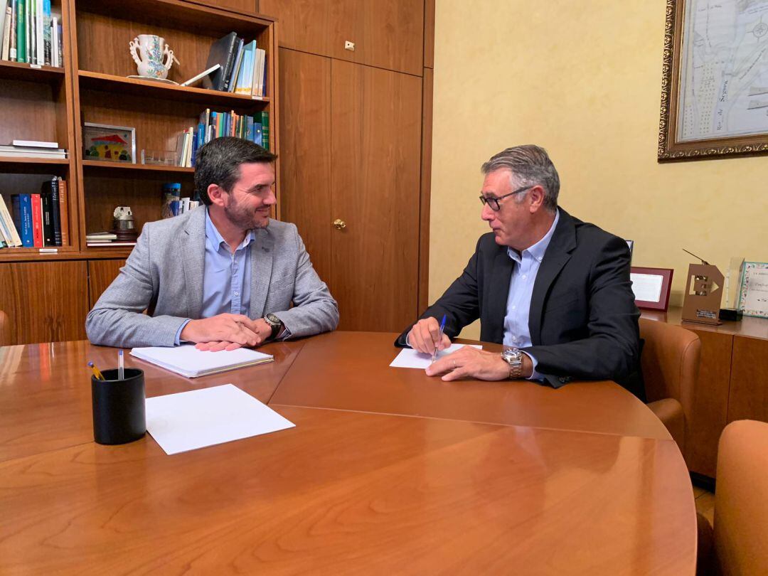 El consejero de Agua y Agricultura, Antonio Luengo, al comienzo de su reunión con el presidente de la Confederación Hidrográfica del Segura, Mario Urrea