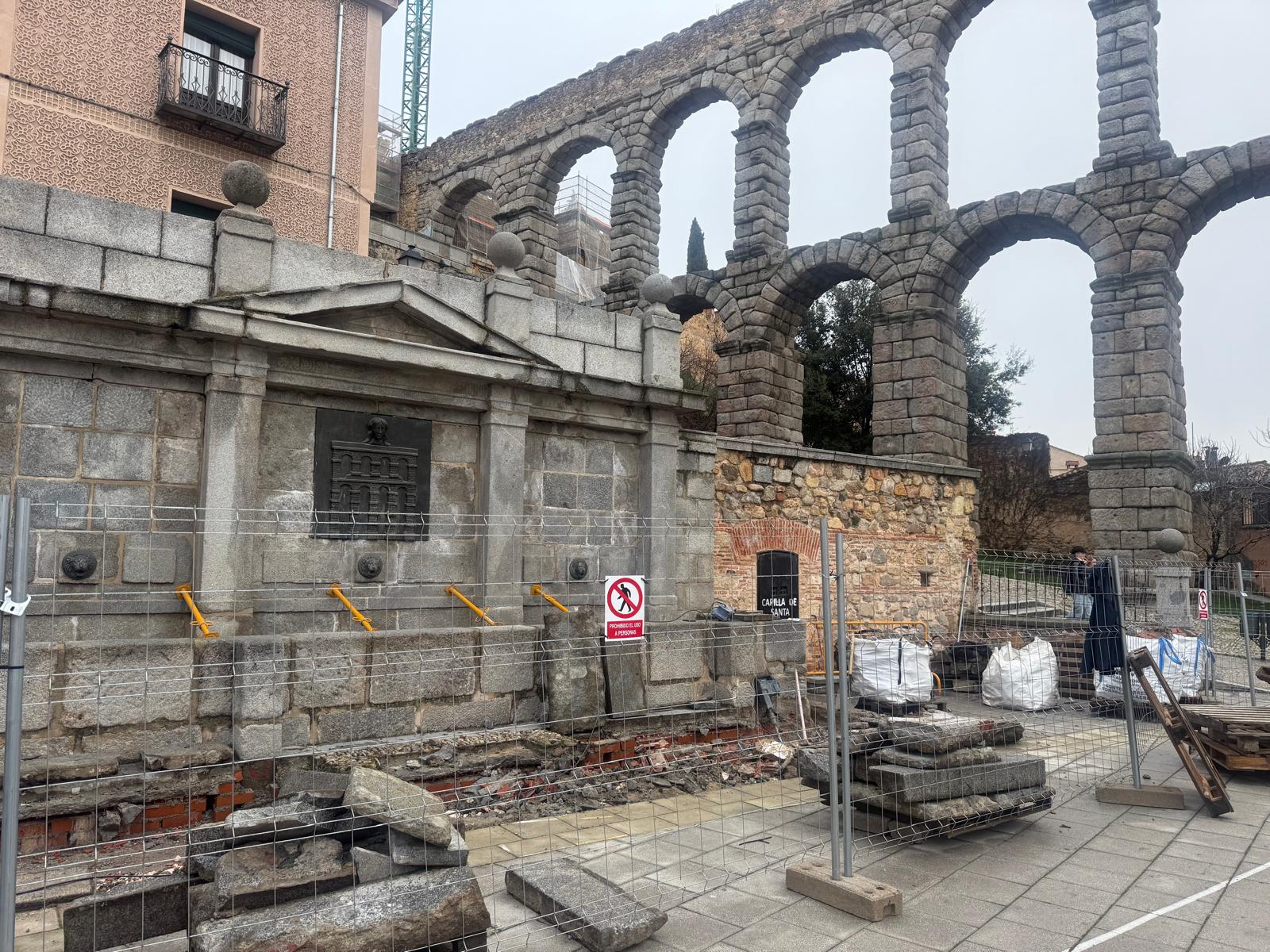Imágenes de los trabajos el entorno de la fuente de Santa Columba