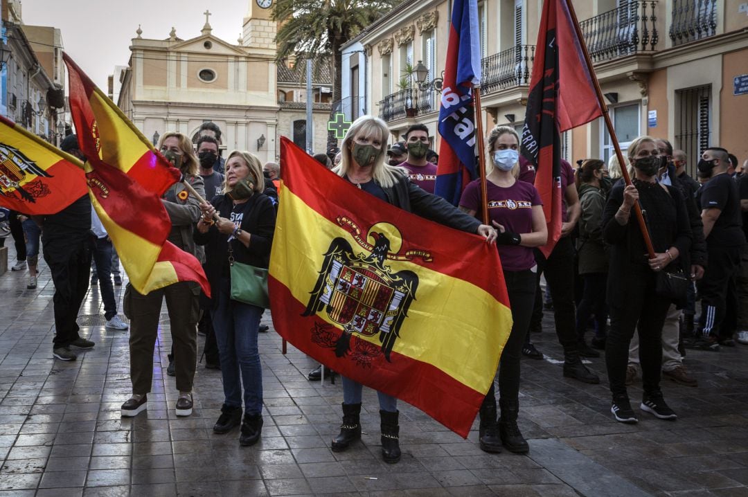 Vecinos de Benimaclet (Valencia) salen a la calle y hacen una cacerolada para pedir barrios &quot;libres de odio&quot; y responder así &quot;al fascismo&quot; ante otra marcha convocada por una formación ultraderechista con banderas franquistas y simbología nazi, a 12 de octubre de 2020.