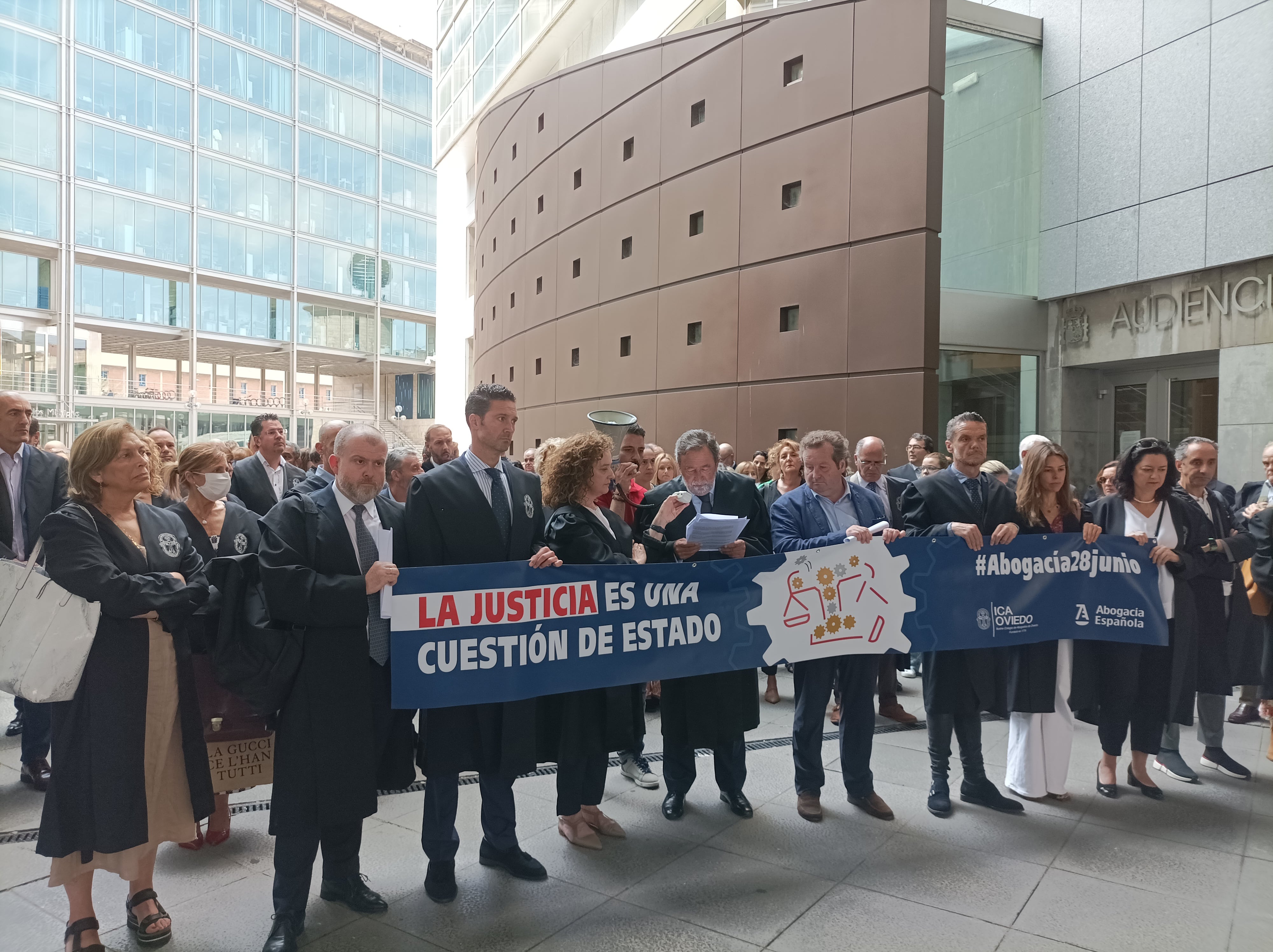 Un momento de la protesta de los abogados y procuradores, en Llamaquique