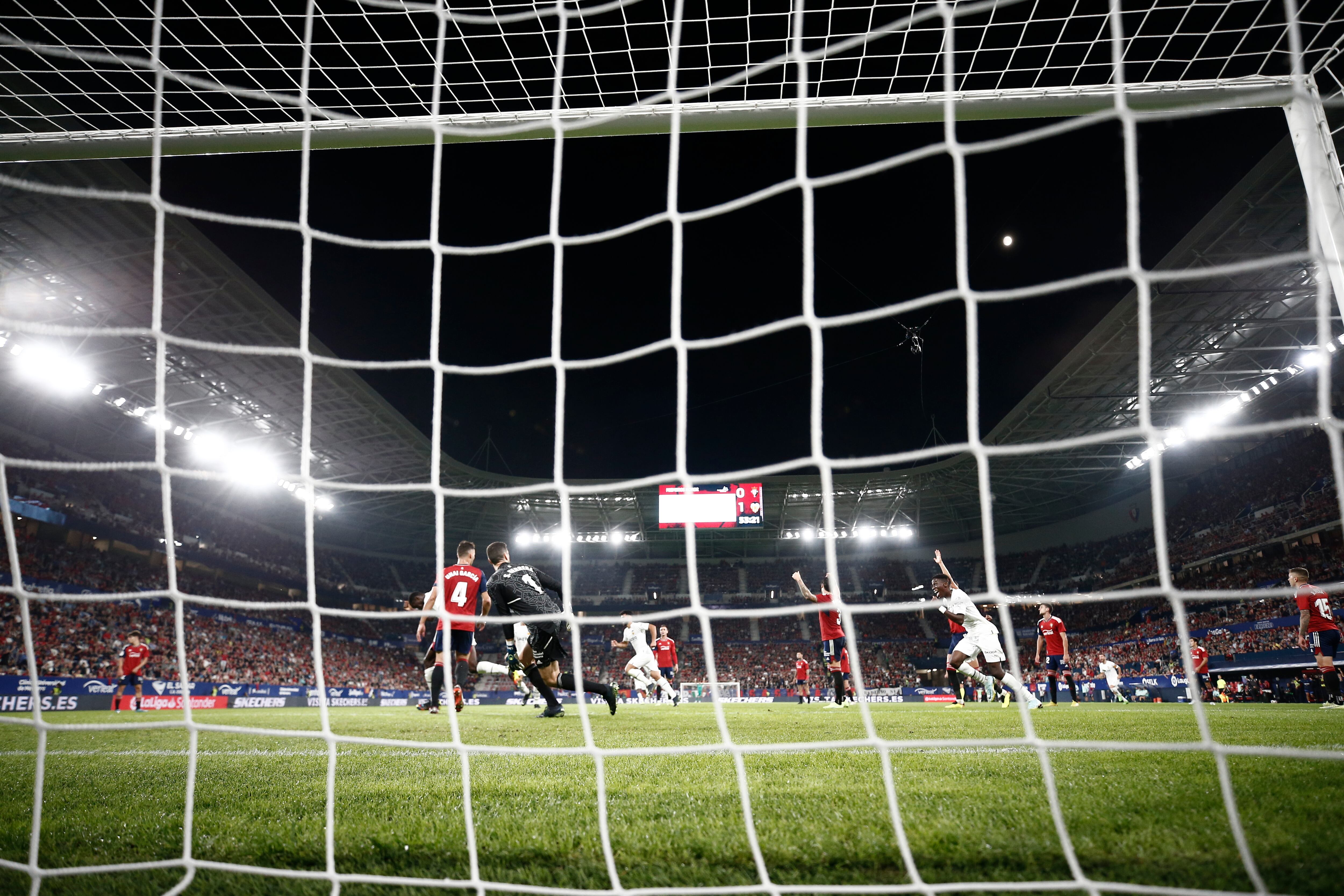 Los jugadores del Valencia celebran su segundo gol ante Osasuna en el estadio de El Sadar