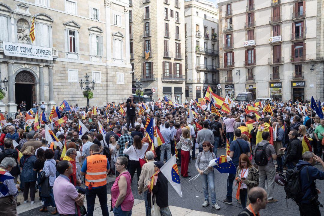 Asistentes a la concentración bajo el lema &#039;¡Basta ya! Justicia y convivencia&#039;, en Barcelona 