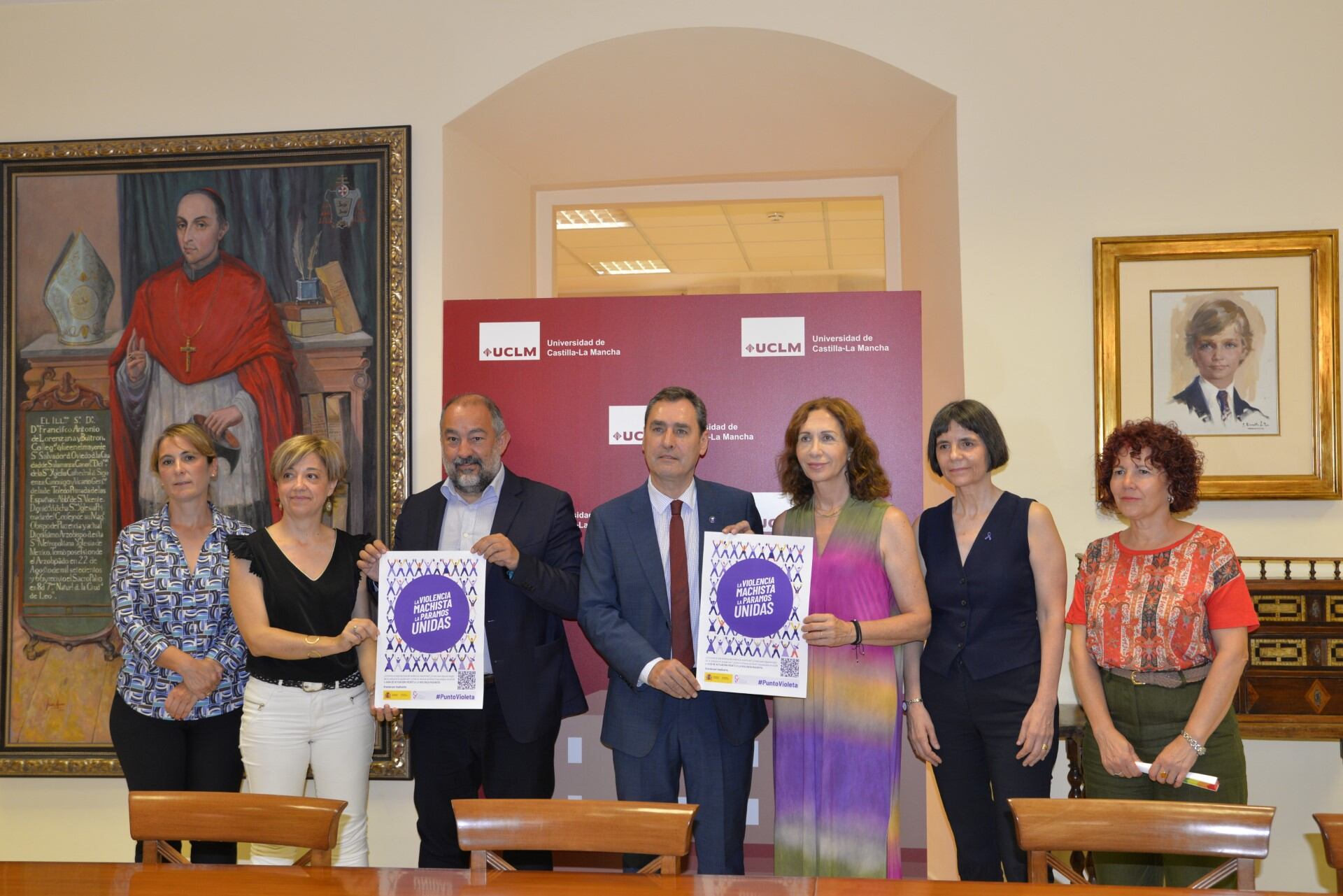 El Rector Julián Garde y el delegado del Gobierno de la región junto a sus colaboradores tras la firma del protocolo