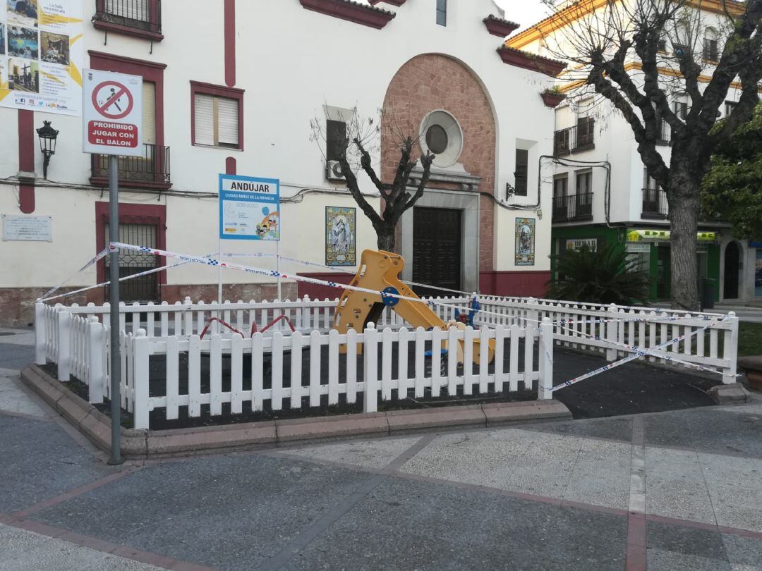 El zona de juegos de la Plaza de la Constitución ha sido precintada