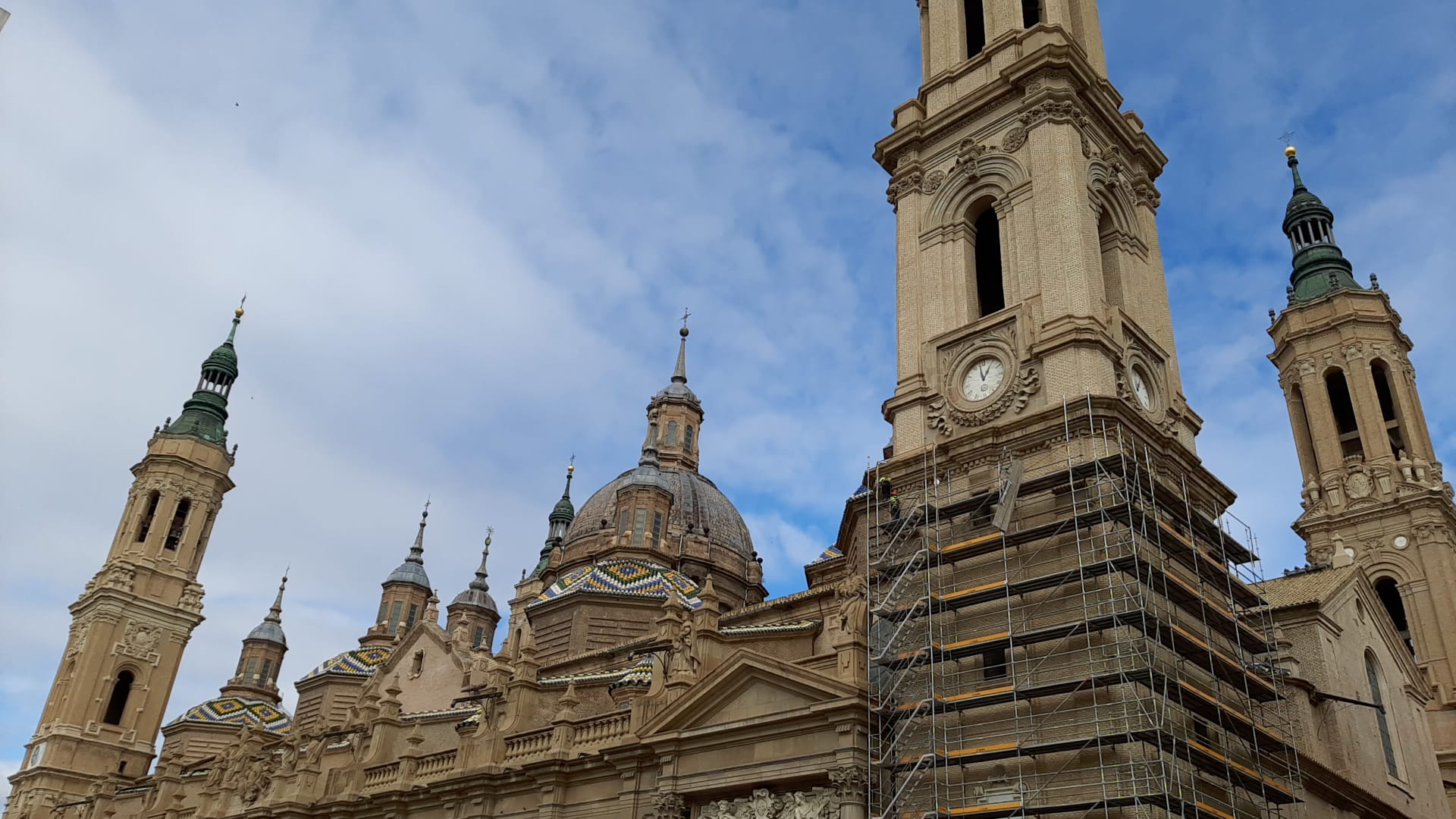 Montaje del andamio en la torre de la Virgen del Pilar en la Basílica del Pilar de Zaragoza