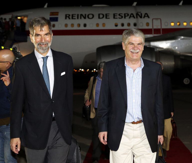 El ministro español de Asuntos Exteriores, Alfonso Dastis (d), acompañado por el embajador de España en Perú, Ernesto de Zulueta (i), a su llegada a Lima, donde inicia su primera gira por Latinoamérica, que también le llevará a México, donde expresará el 