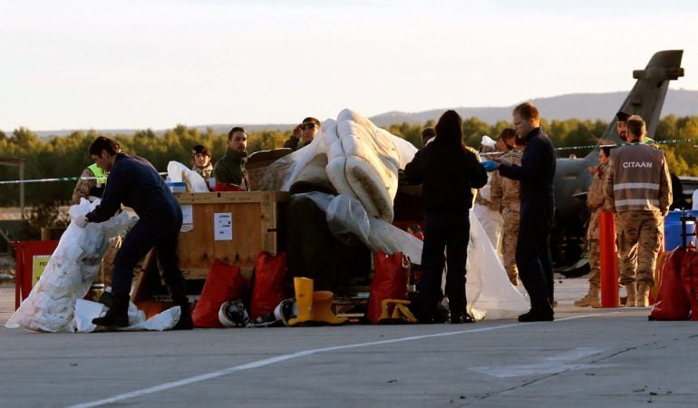 Varios investigadores en la base aérea de Los Llanos tras el accidente de un avión F-16 griego en dicha base que causó la muerte de once personas, nueve de nacionalidad francesa.