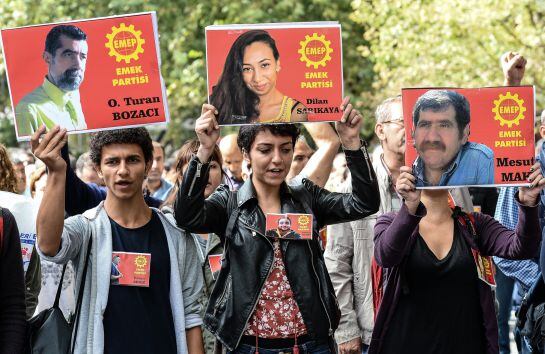 Manifestantes muestran los rostros de las víctimas del atentado