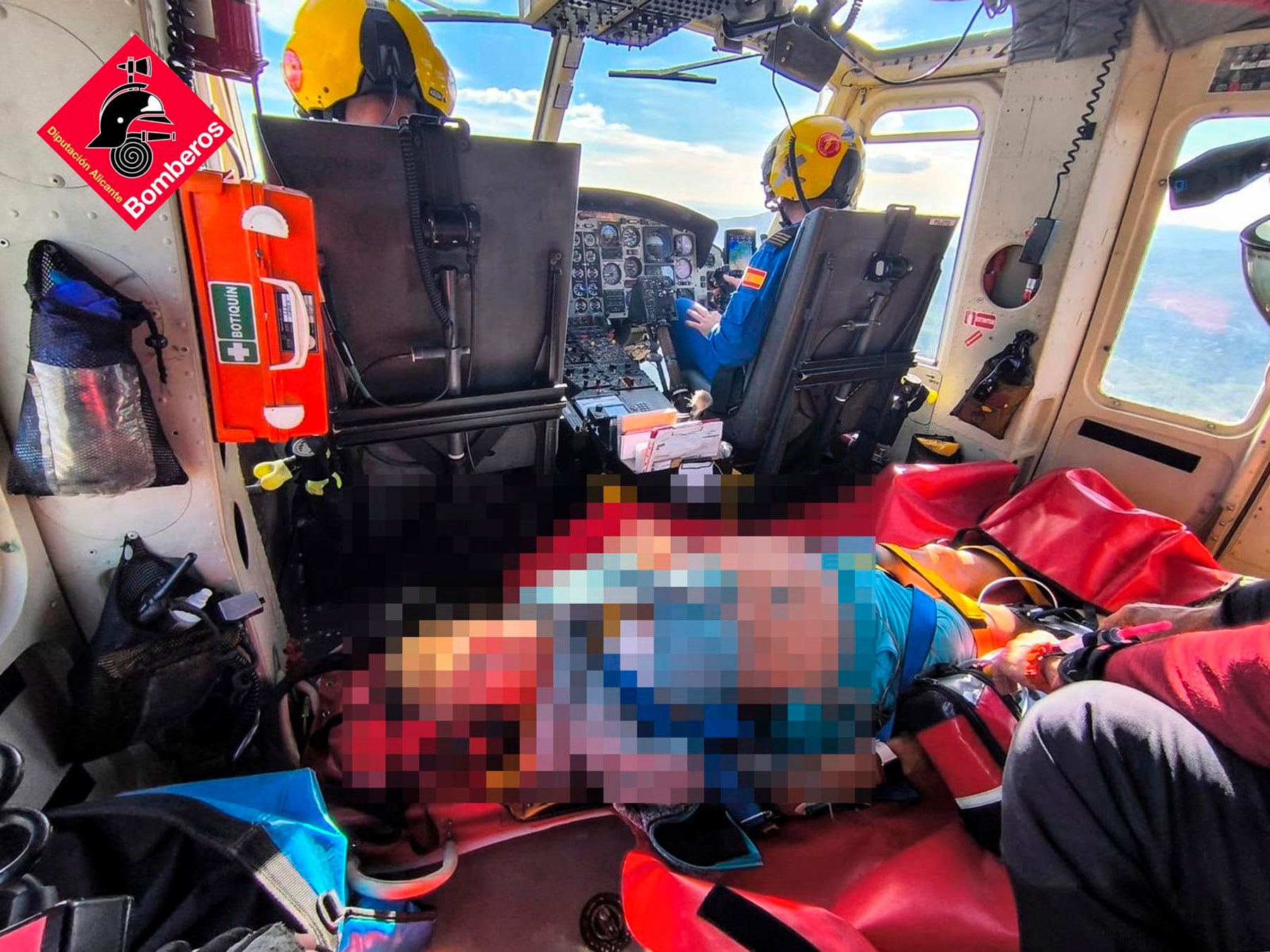 Un instante del rescate de la senderista en el helicóptero de los bomberos