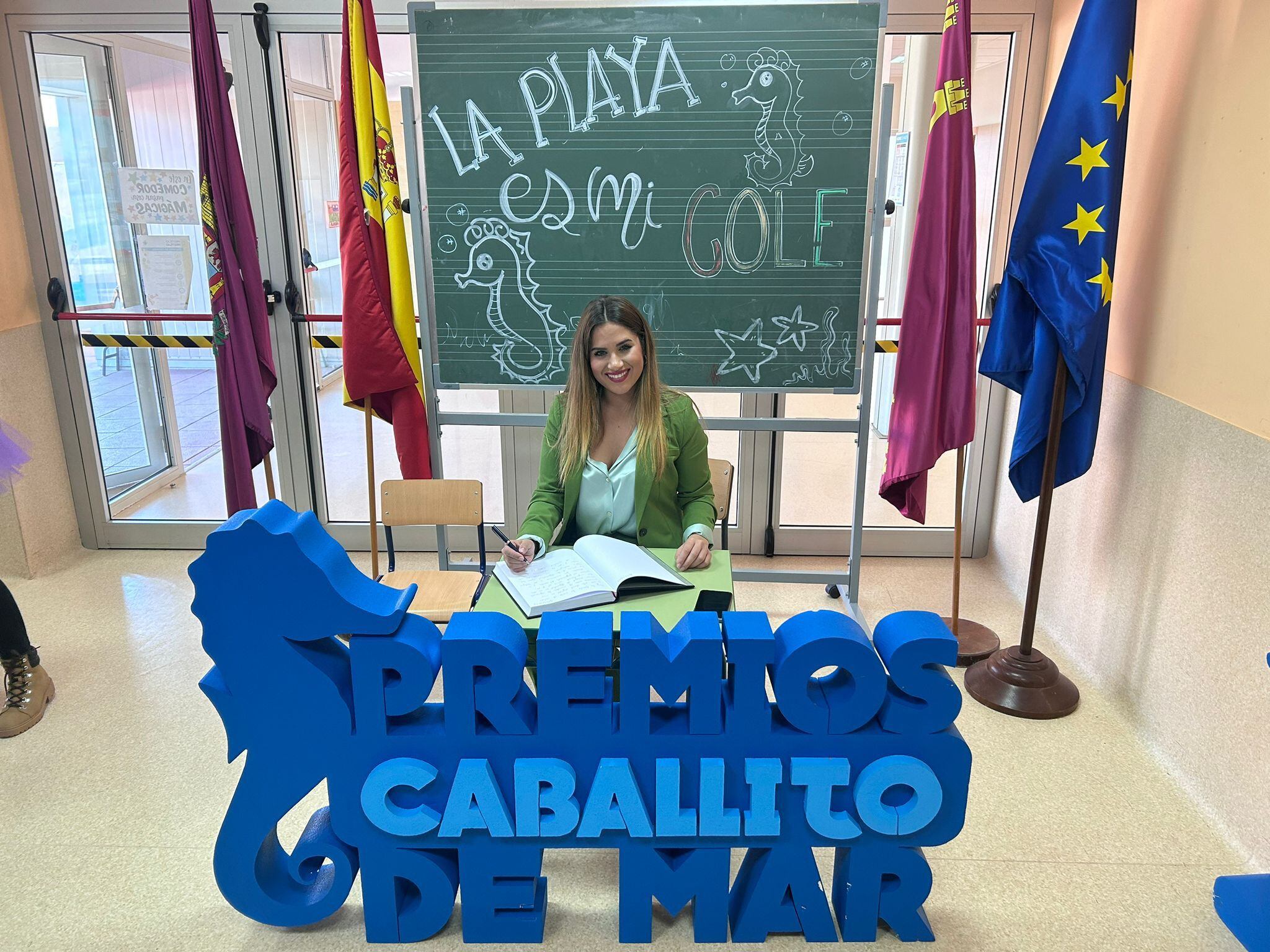 Representantes femeninas de la sociedad cartagenera se acercan a los alumnos del CEIP Félix Rodríguez de la Fuente