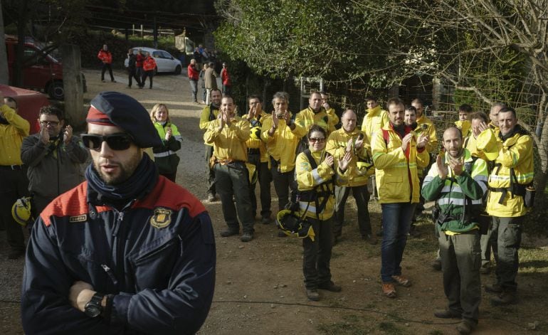 Bomberos de la Generalitat tras finalizar las labores de búsqueda del niño de tres años desaparecido