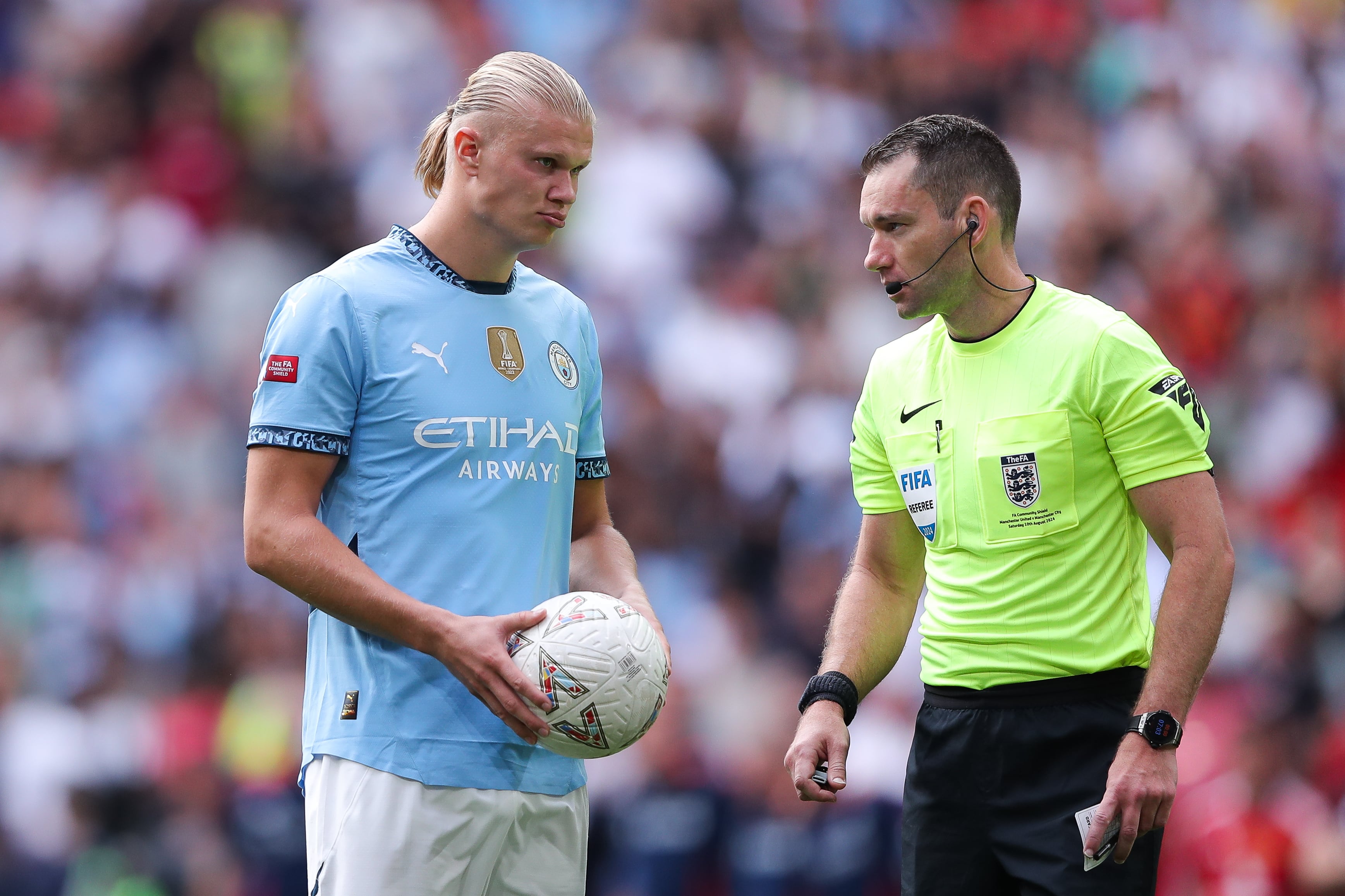 Haaland dialoga con el árbitro Jarred Gillett durante la Community Shield