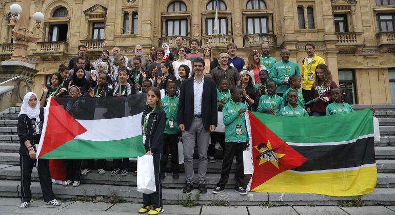 El alcalde de San Sebastián, Eneko Goia, posa junto a los equipos de Palestina y Mozambique.