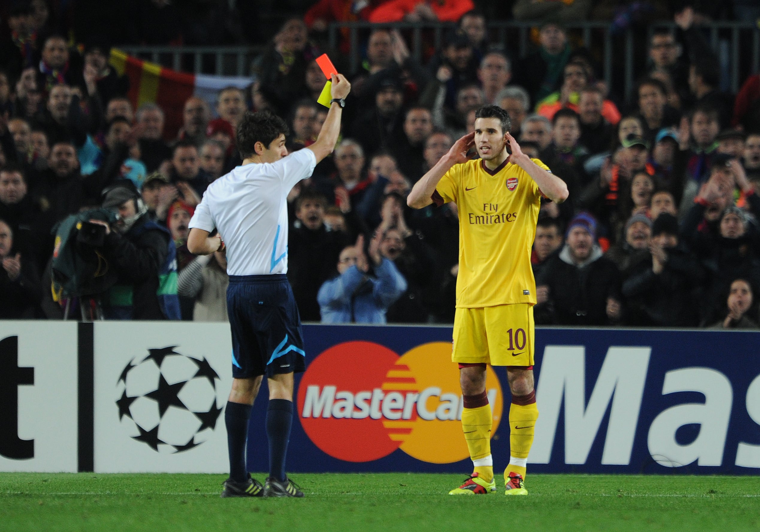 El jugador del Arsenal Robin van Persie ve la cartulina roja en el Camp Nou