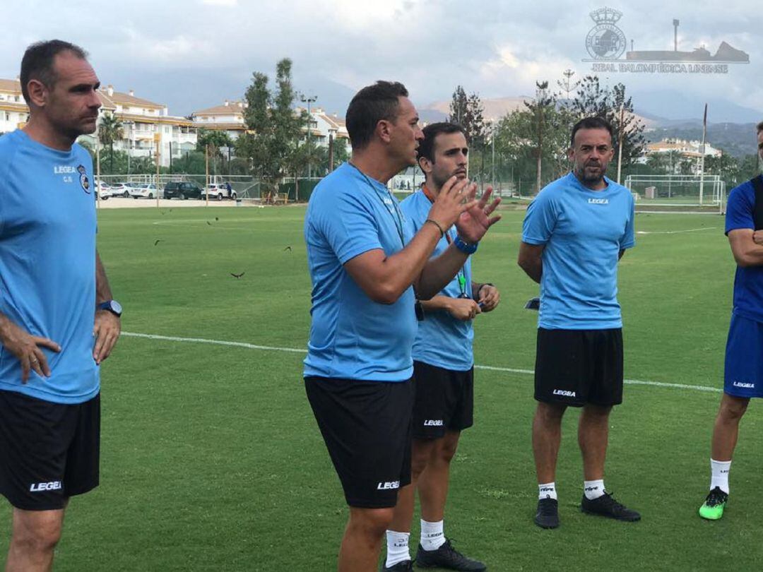 Roger da instrucciones en un entrenamiento.