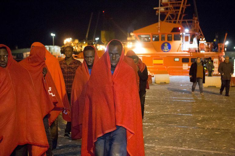 Varios de los cincuenta y cinco inmigrantes de origen subsahariano que han sido rescatados de una patera por efectivos de Salvamento Marítimo a 13 millas al suroeste de la isla de Alborán, a su llegada al puerto de Motril 