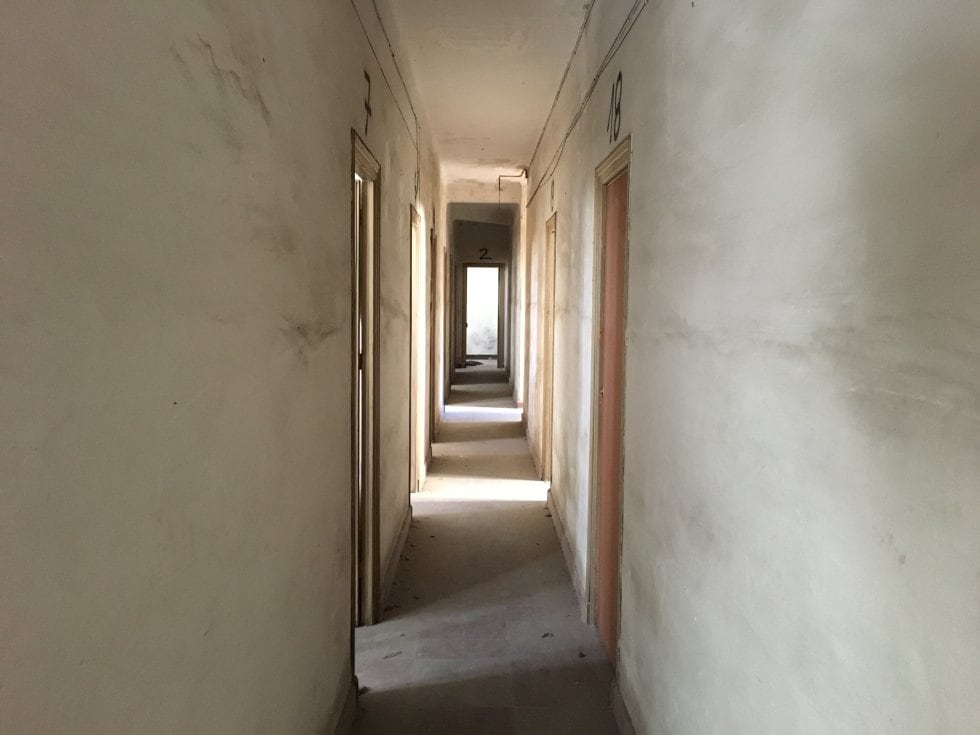 Otro de pisos, sin puertas en las habitaciones