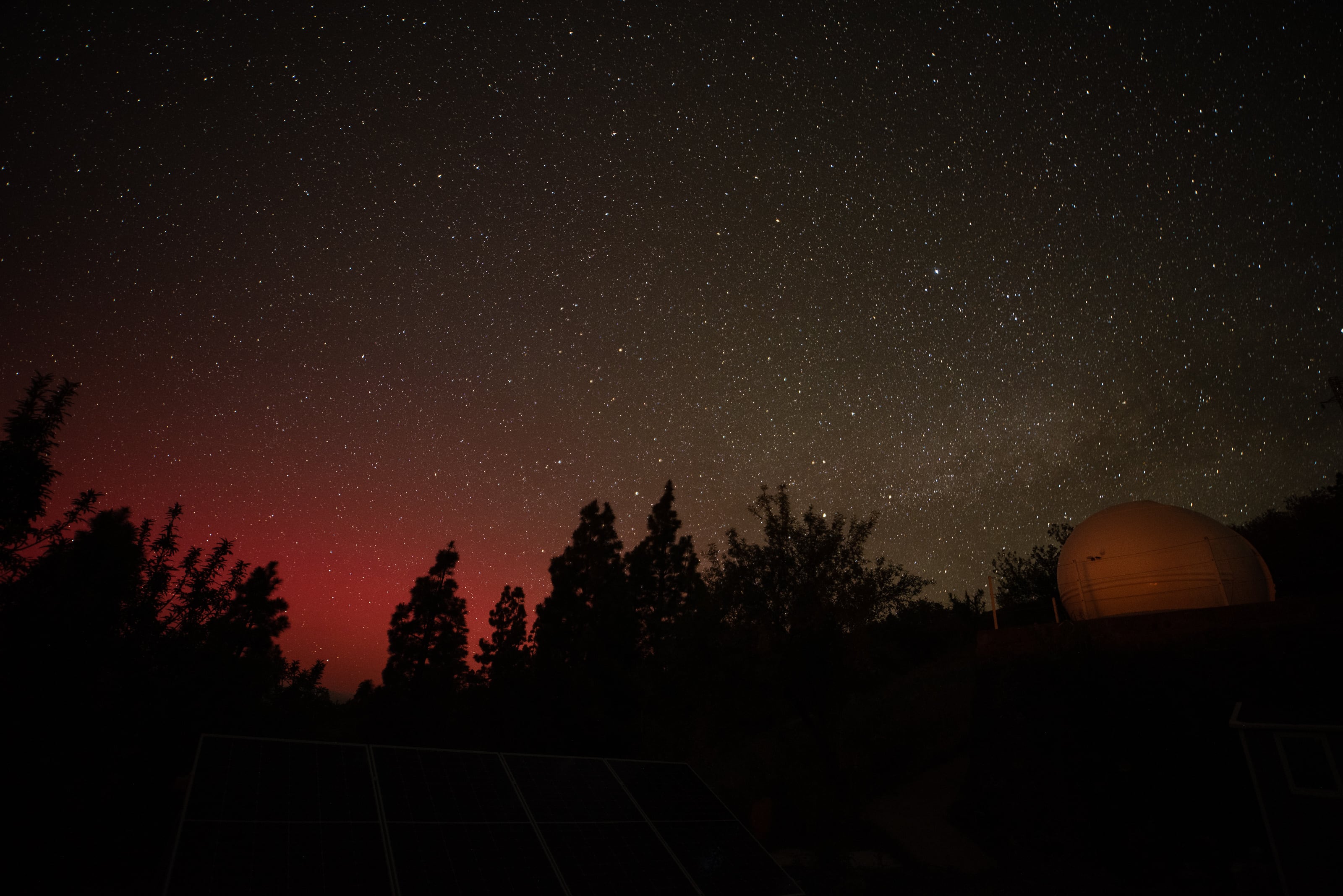 LA PALMA, 11/05/2024.- La tormenta solar de este viernes ha dejado insólitas imágenes de Aurora boleares en Canarias a una latitud de 28. EFE/ Miguel Calero
