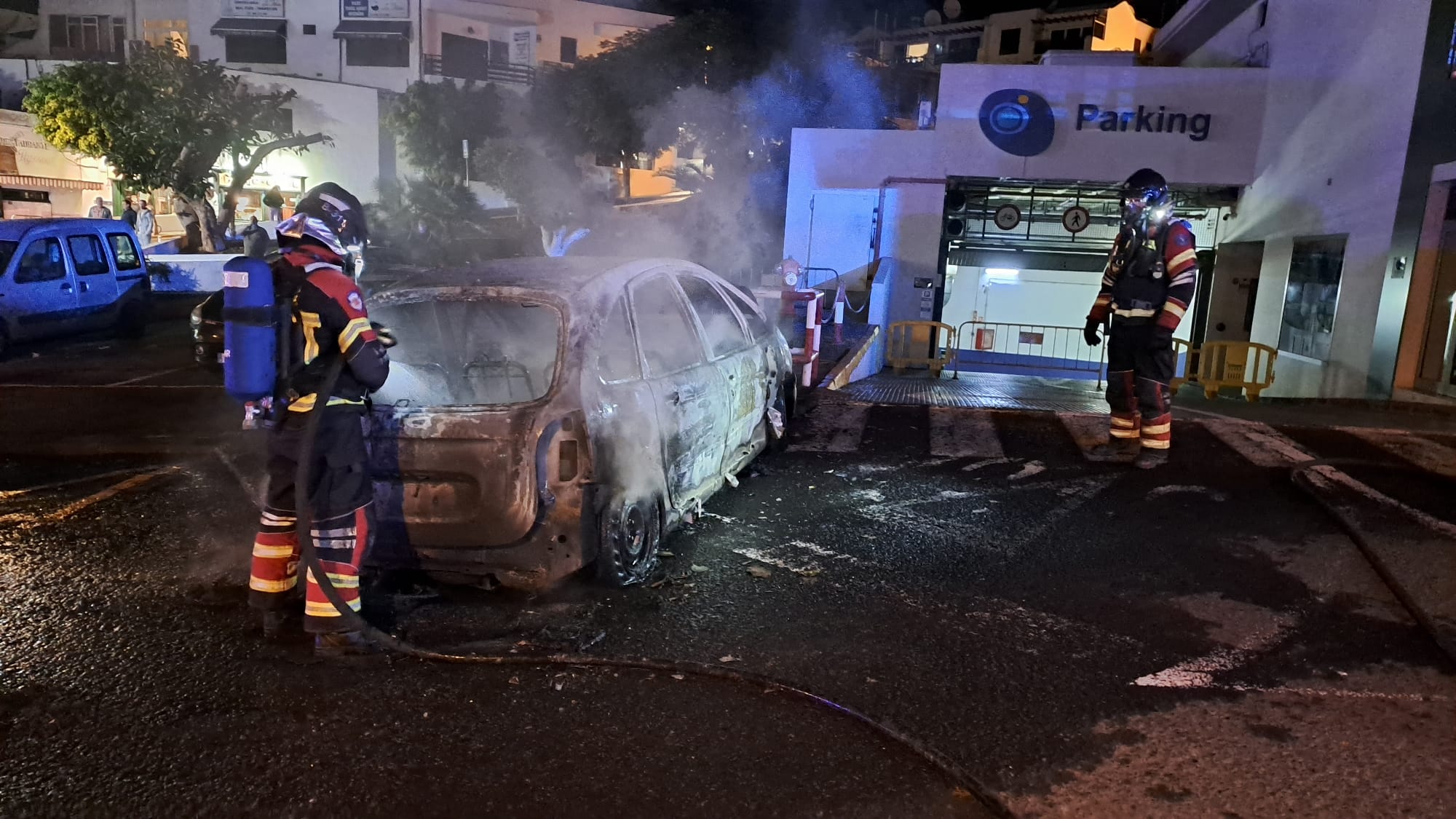 Bomberos de Lanzarote extinguiendo el incendio de un vehículo en Puerto del Carmen.