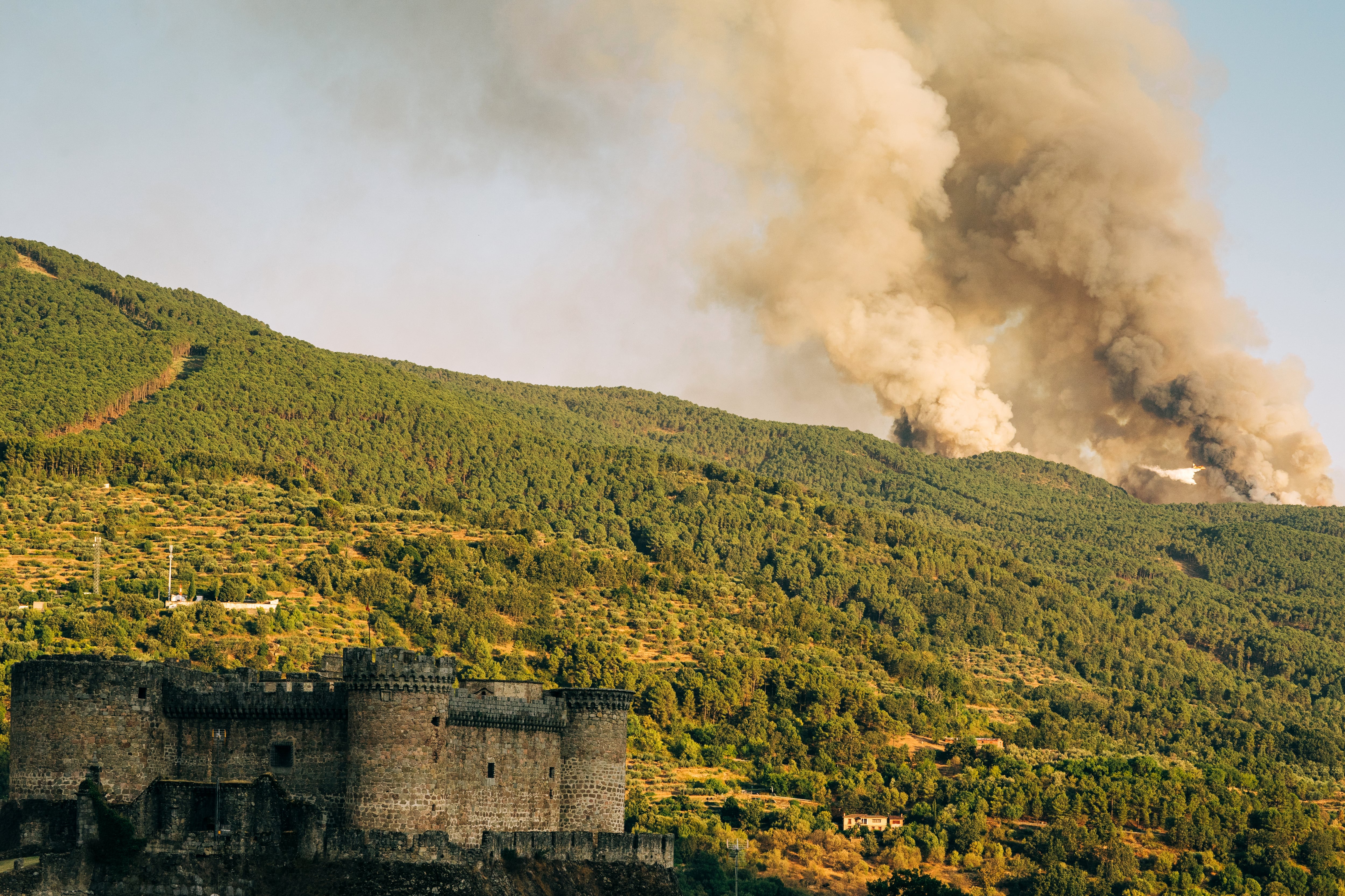 Un total de dieciocho medios aéreos han participado durante la tarde en las labores de extinción del incendio