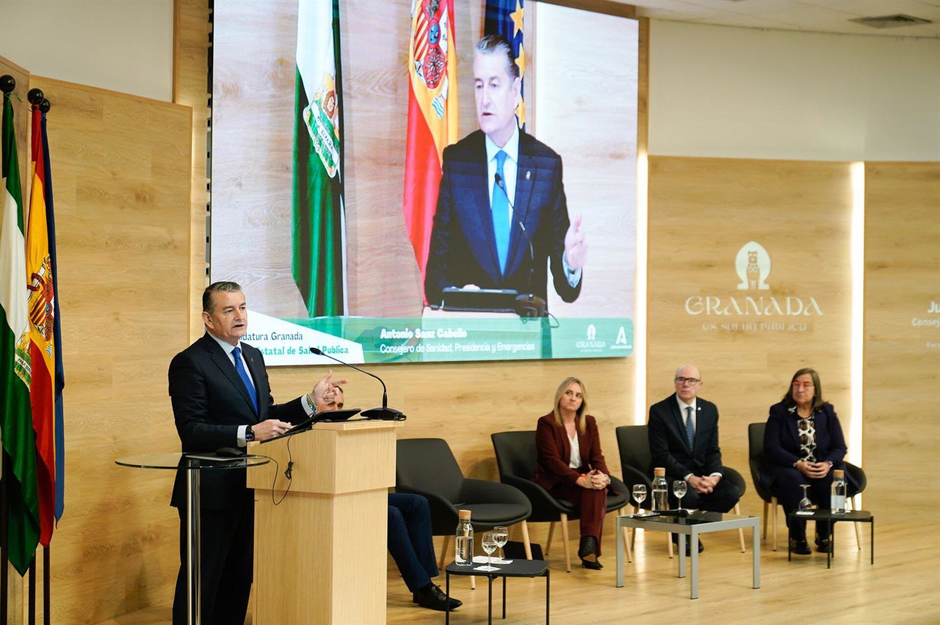 15/01/2026 El consejero de Sanidad, Presidencia y Emergencias, Antonio Sanz, interviene en el acto de presentación de la candidatura de la ciudad de Granada a la Agencia Estatal de Salud Pública. A 15 de enero de 2026, en Granada (Andalucía, España). El Consejo de Gobierno de la Junta de Andalucía ha aprobado una declaración por la que muestra su apoyo a la candidatura de la ciudad de Granada para acoger la sede de la Agencia Estatal de Salud Pública, destacando que es "la única ciudad que cuenta con un Parque Tecnológico dedicado a las Ciencias de la Vida y la Salud, así como una relevante red de centros de investigación.
POLITICA
Arsenio Zurita - Europa Press