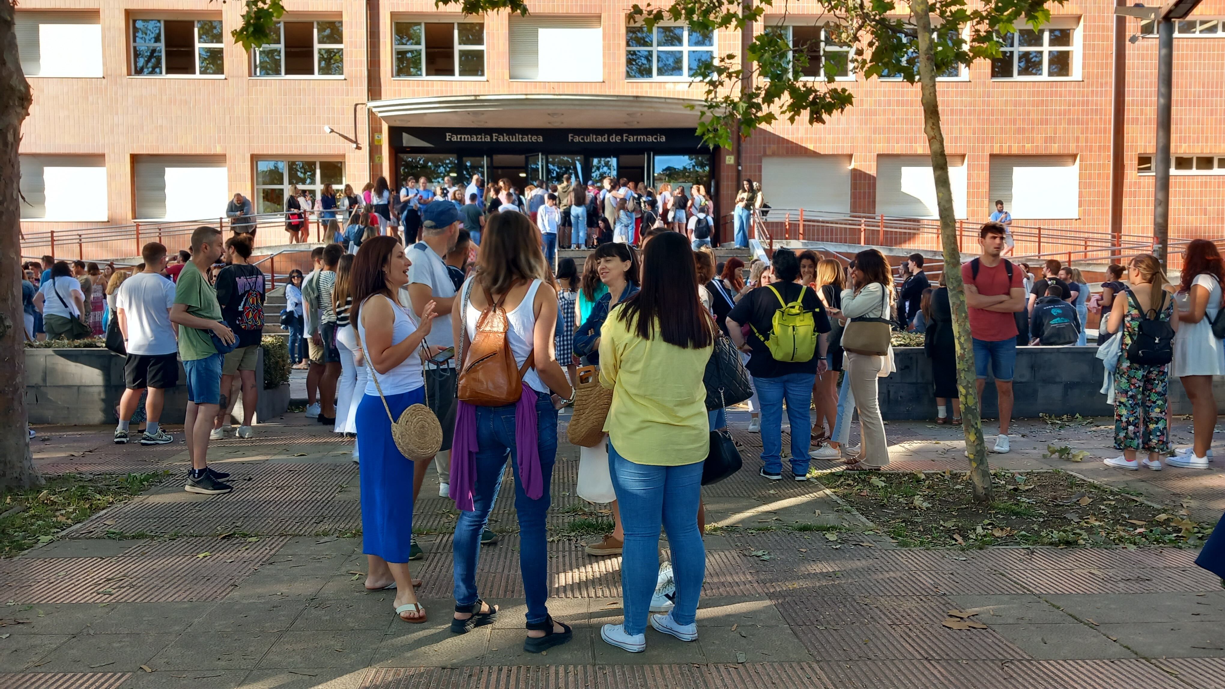 Aspirantes a técnico de rayos esperan antes del examen en la Facultad de Farmacia de Vitoria