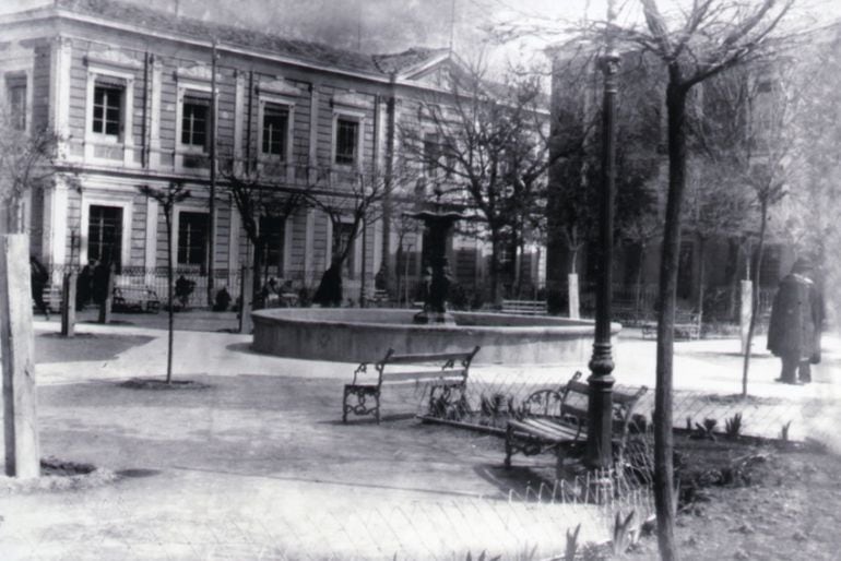 Imagen de la Plaza del Altozano hace 90 años. Al fondo, la Audiencia Territorial