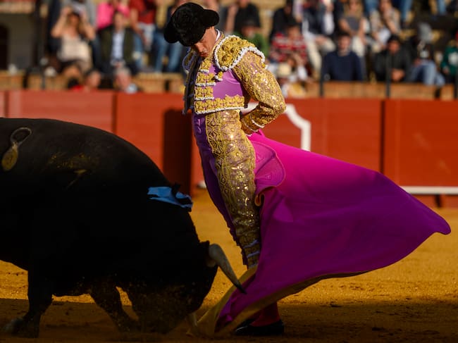 SEVILLA, 30/04/2025.- El diestro David Galán con su primer toro de la tarde ?este miércoles, en el cuarto festejo de abono en La Real Maestranza de Sevilla. EFE/ Raúl Caro