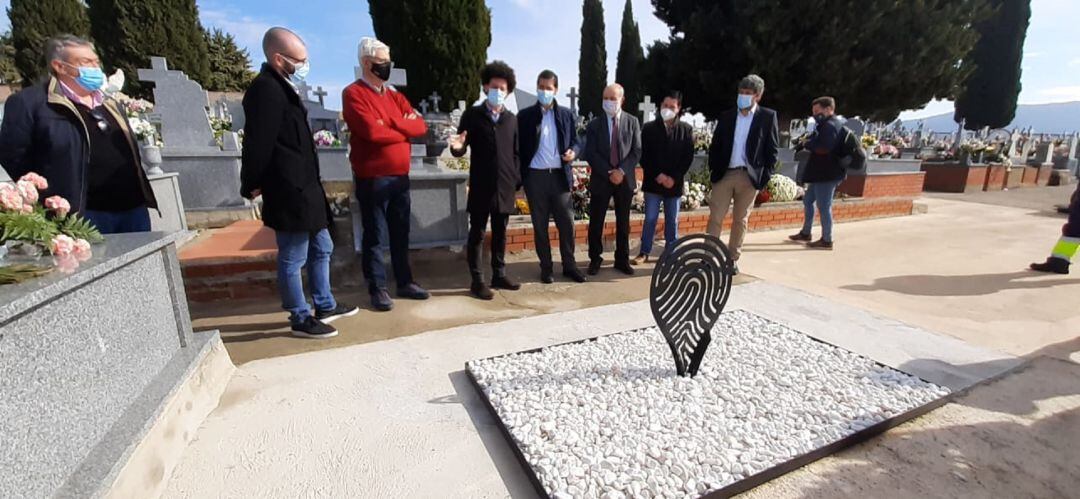 Monolito que señaliza una de las fosas comunes del cementerio de Piedrabuena