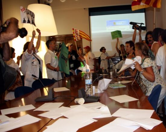 Treballadors en el moment d'interrompre la reunió entre la direcció i sindicats
