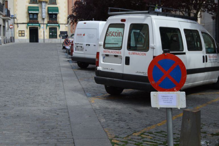 Señal de advertencia de prohibición de aparcamiento situada en la plaza de Pedro Dávila